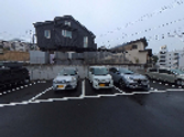 駐車場のある建物外観
