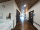 広い廊下と洗面台