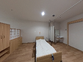 木の床の明るい部屋