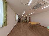 自然光が入る明るい部屋