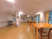 明るい食堂の共有スペース