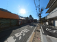 明るい青空と施設前景