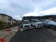 駐車場の車と施設の外観