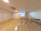 広々とした木目の床の部屋