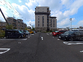 駐車場と建物の外観