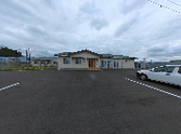 広々とした駐車場の施設