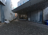 玄関と駐車場の建物