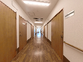 木目調の静かな廊下