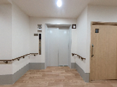温かみのある廊下の風景