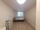 落ち着いた色合いの部屋