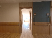 明るく広々とした廊下
