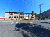 広々とした建物前