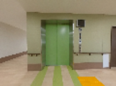 緑のエレベーター付廊下