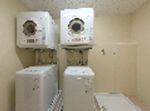洗濯機が並ぶ部屋