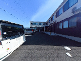 車が停まる建物前