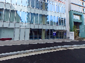 街路に面した建物外観  