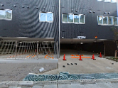 外観が見える建物前の道
