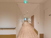 明るい廊下の見通し  