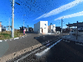 青空と駐車場の建物