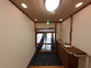 優しい木目調の廊下