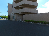 日差しを浴びる建物外観