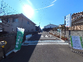 静かな道と周囲の建物