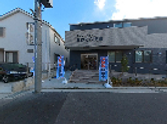 落ち着いた建物の外観
