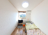 明るい個室と窓の眺めのある部屋