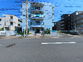 青空の下の建物