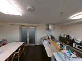 明るい個室の室内