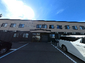 広い駐車場の施設前