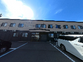 広い駐車場の施設前