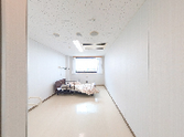明るい居室とトイレスペース