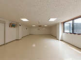 自然光を浴びる広い部屋