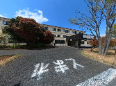 緑が美しい外観の建物
