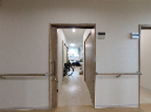 両側に部屋がある廊下