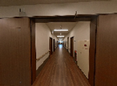 広い廊下と手すり