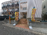 白い外観の建物正面