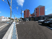 広い駐車場の外観