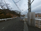 周囲に建物がある道路