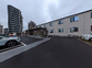 駐車場のある建物外観