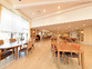 明るく広々とした食堂