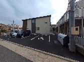 駐車場のある建物外観