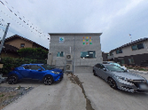 施設の外観と駐車場  