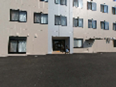 広々とした建物の外観