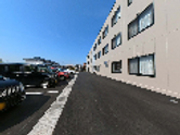 駐車場と外観の建物