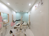 機器の揃った明るい部屋