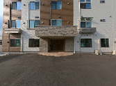 広々とした駐車場の建物