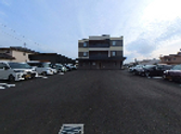 周囲の建物と駐車場