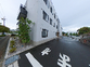 白い建物の外観  